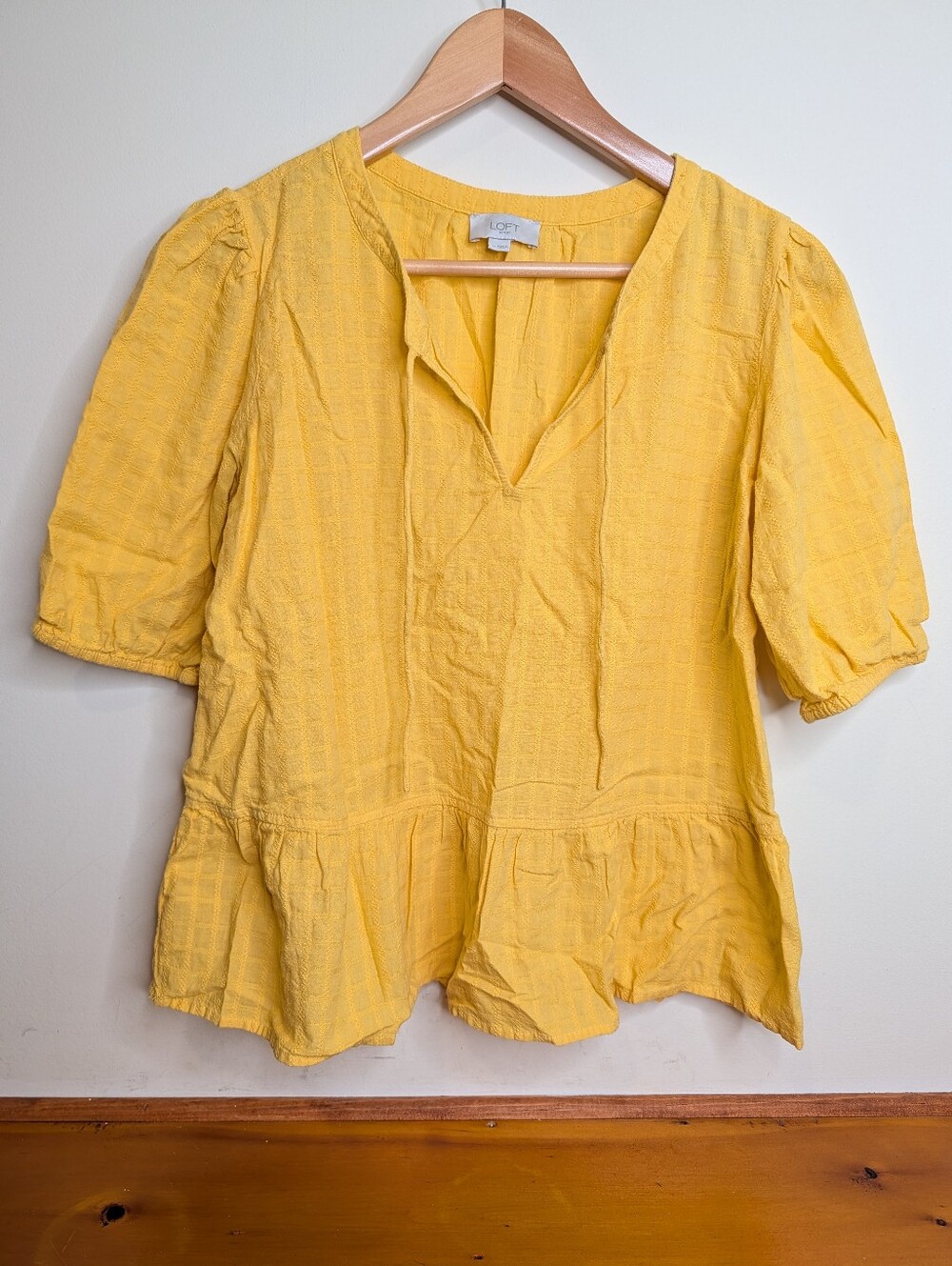LOFT Outlet Yellow Textured Peplum Top Womens M Puff Sleeve Split V-Neck Boho